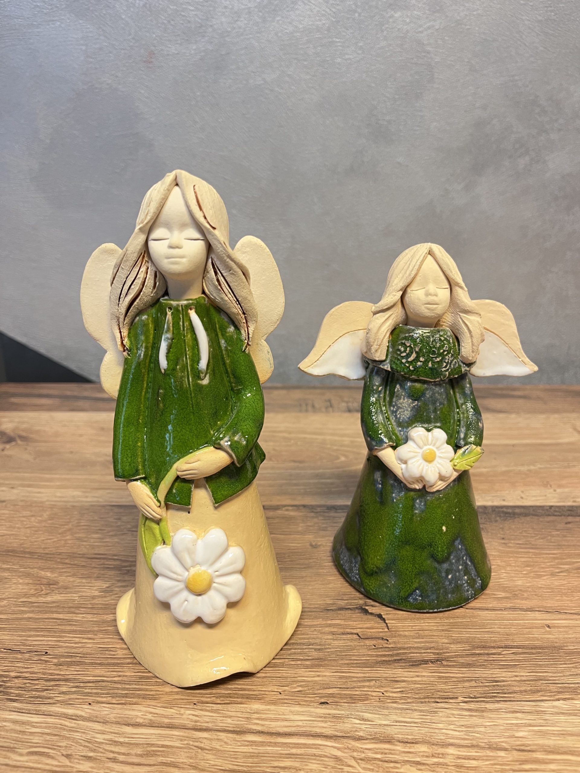 Anioł ceramiczny zielony z kwiatem – 20 cm / 16 cm