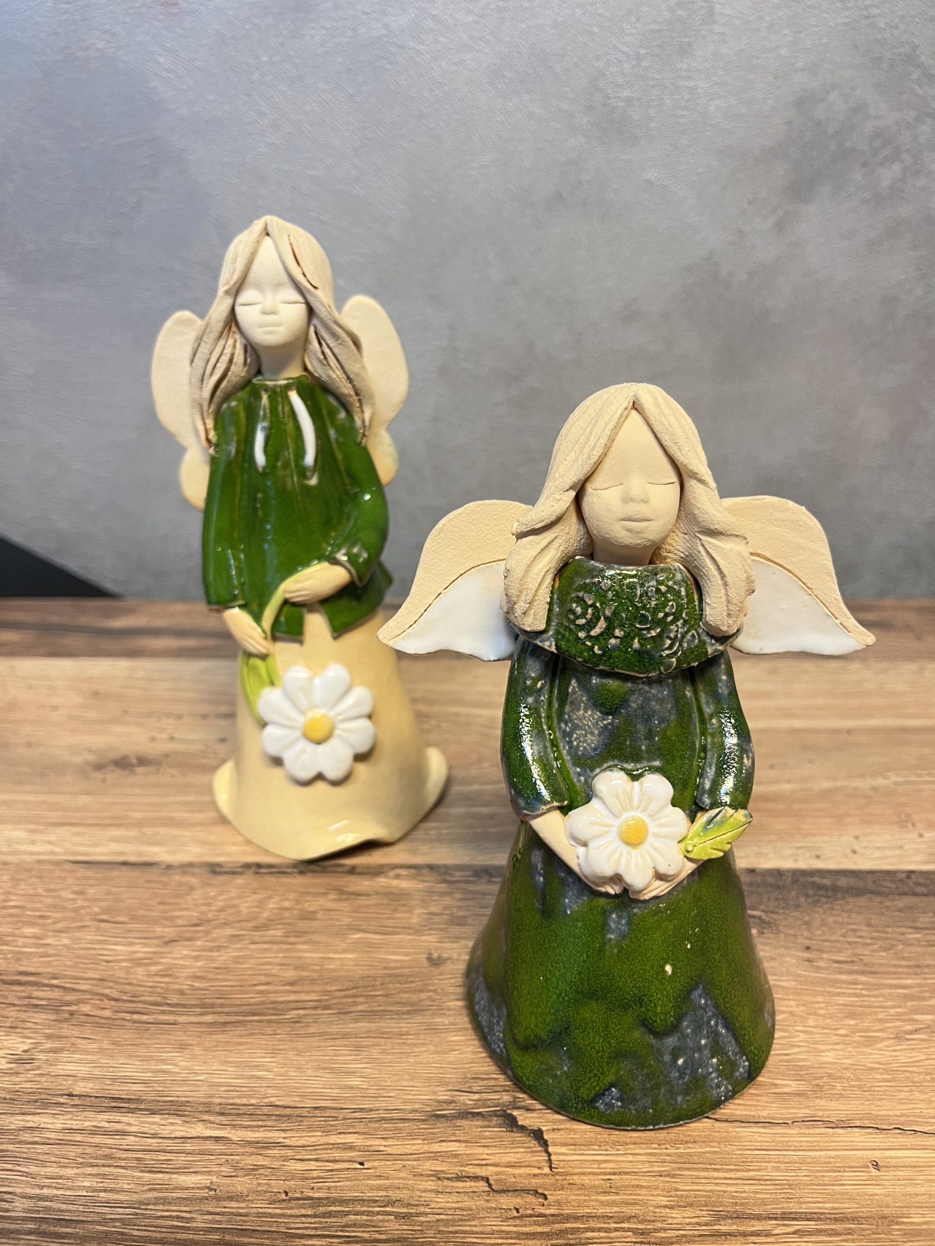 Anioł ceramiczny zielony z kwiatem – 20 cm / 16 cm - obrazek 2