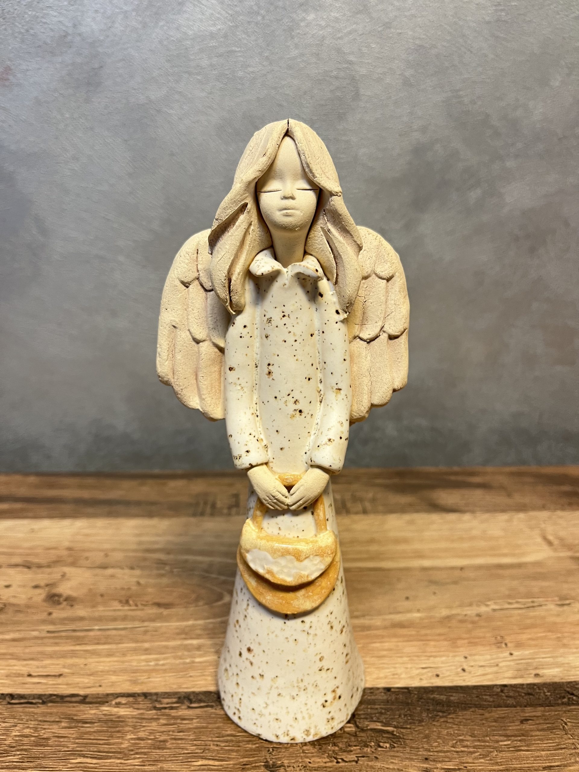 Anioł ceramiczny kremowy – 23 cm
