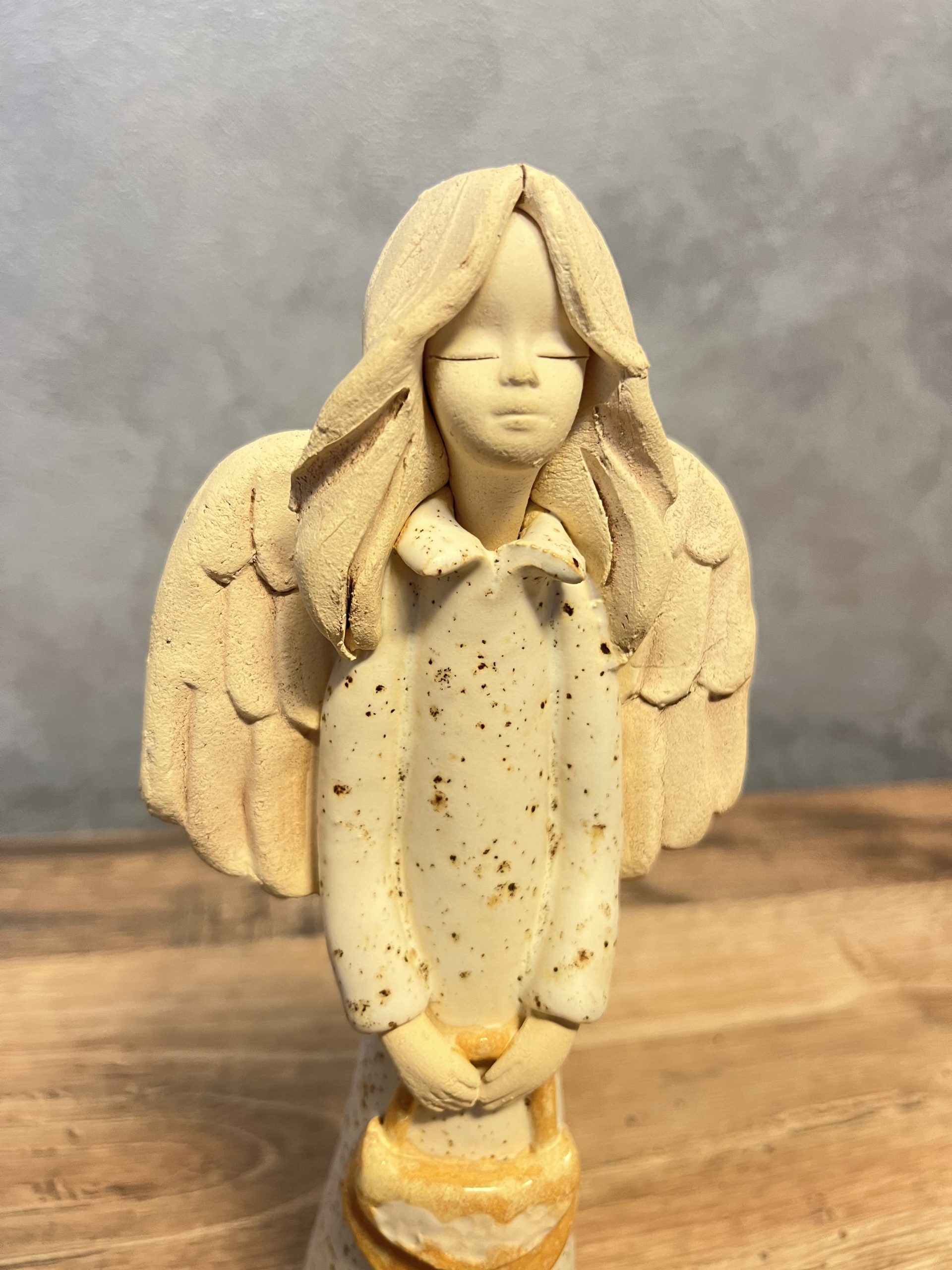 Anioł ceramiczny kremowy – 23 cm - obrazek 2