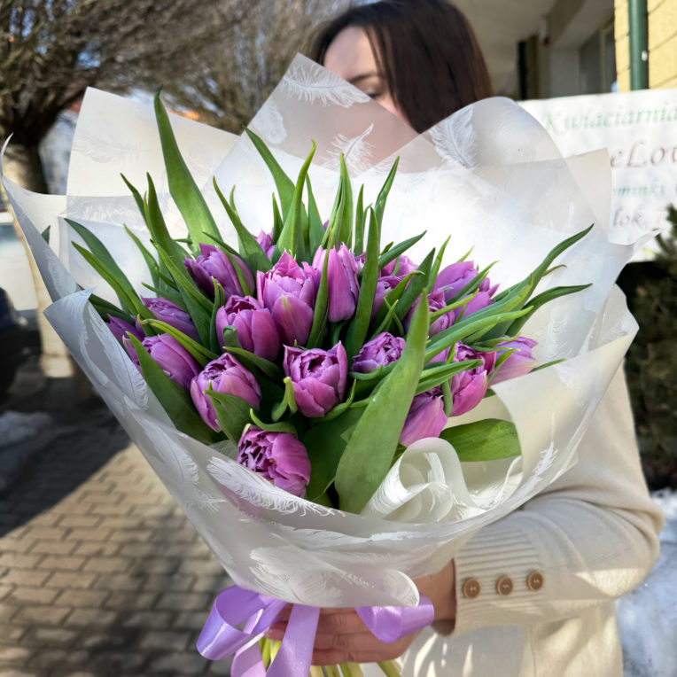 Bukiet fioletowych tulipanów w ozdobnym papierze