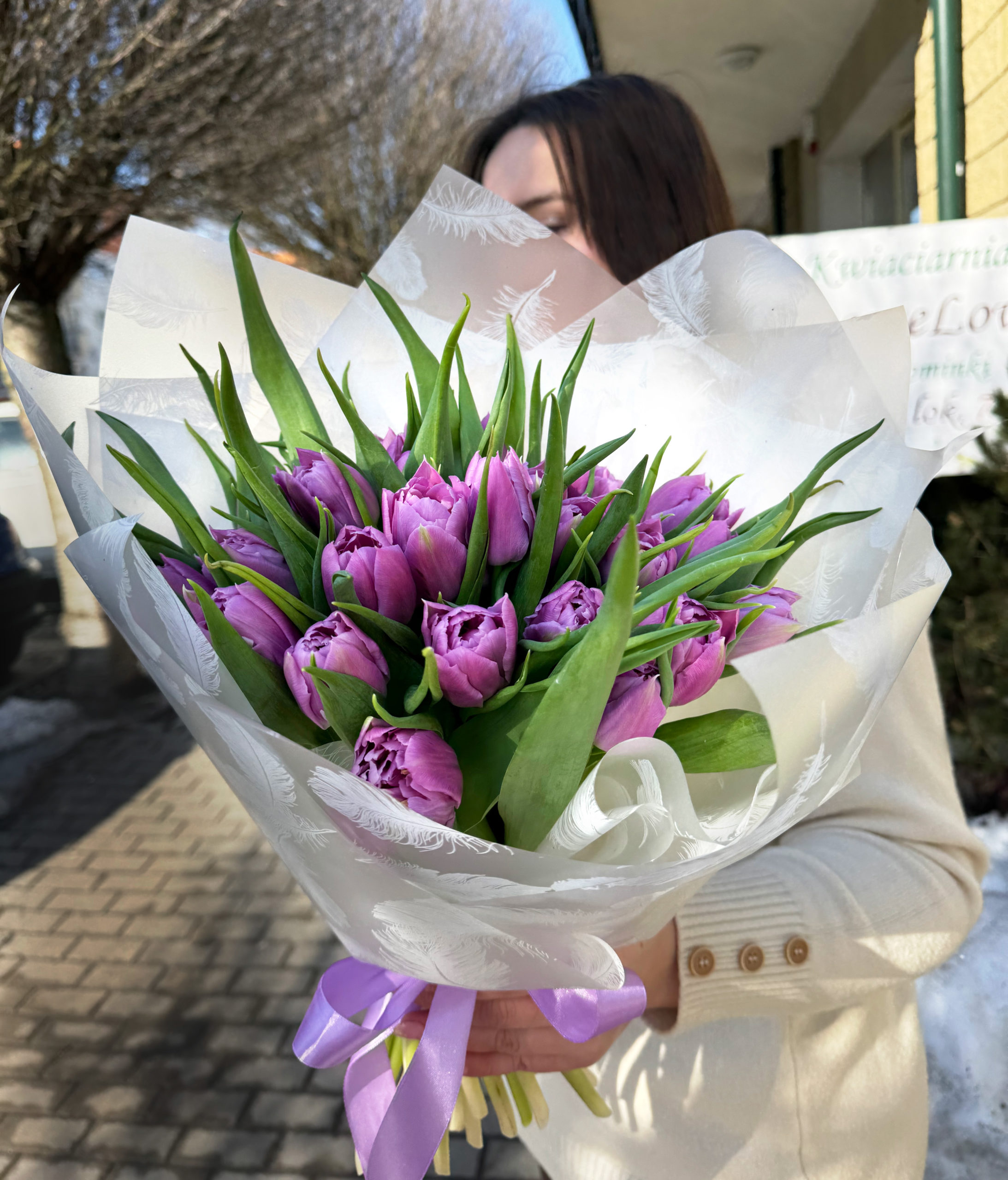 Bukiet fioletowych tulipanów w ozdobnym papierze